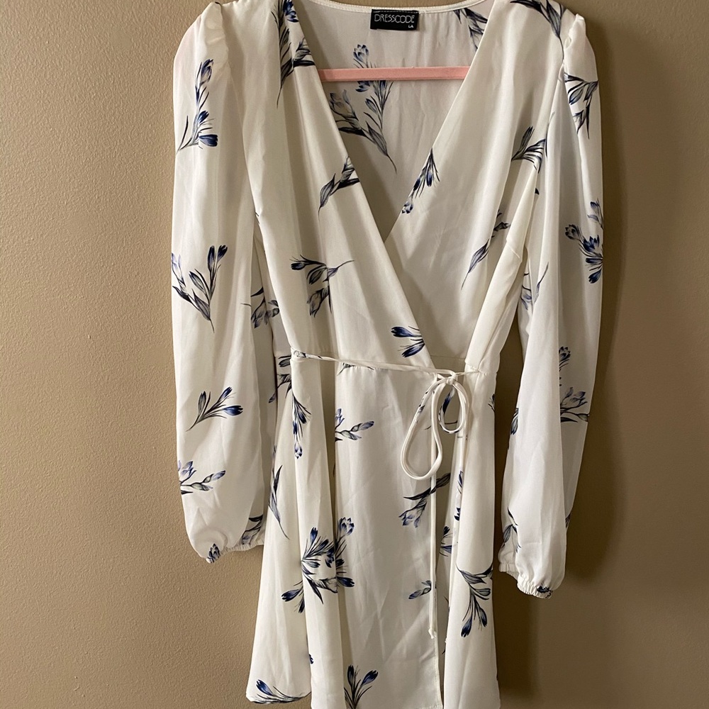 White dress with long sleeve - Picture 3 of 3